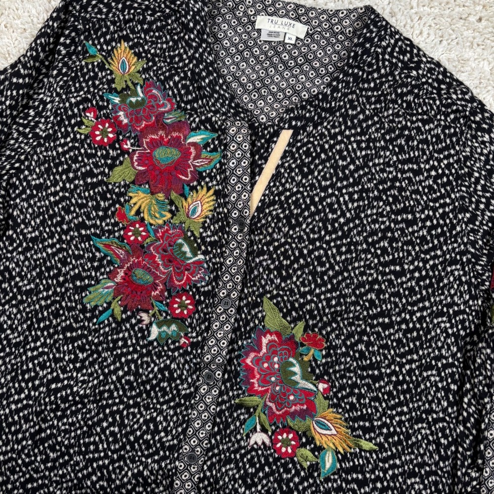 Tru Luxe Jeans Button Down Women XL Black Floral Embroidered Long Sleeve Blouse